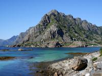 Türkises Wasser und Lyngværsfjellet bei Rørvika - Lofoten